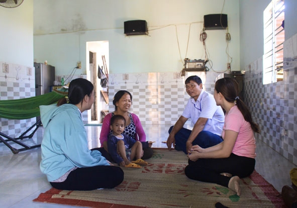 Bà Mai Thị Phượng (thôn 3, xã Tân Tiến ) vui mừng trong căn nhà mới được hỗ trợ xây dựng.  