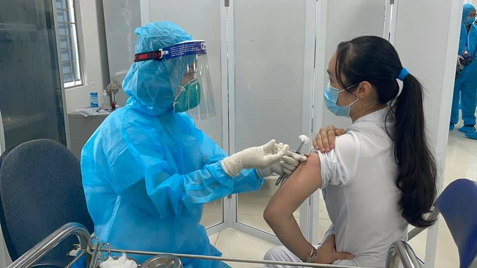 Tiêm vắc xin phòng COVID-19 cho cán bộ y tế của Bệnh viện Bệnh Nhiệt đới TP Hồ Chí Minh ngày 8-3. (Ảnh tư liệu)