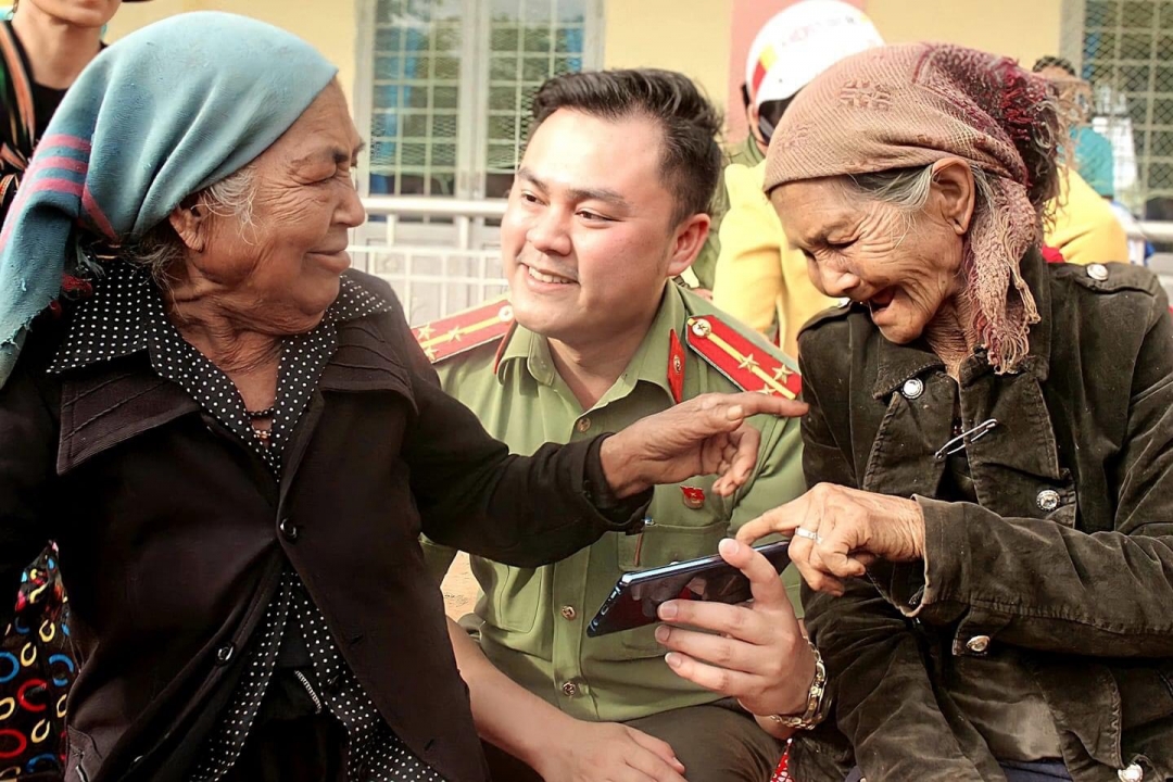 Anh Đinh Xuân Hoàng tham gia hoạt động tình nguyện vì cuộc sống cộng đồng