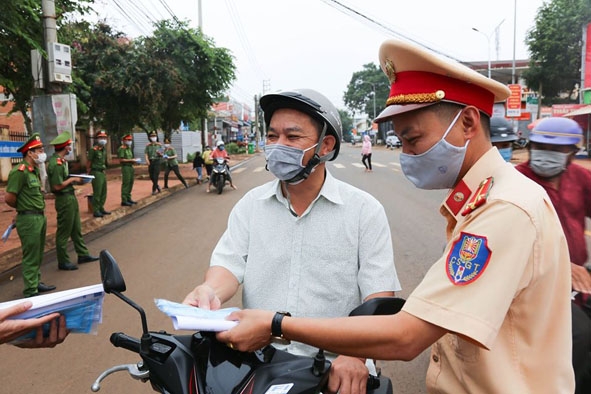 Cảnh sát giao thông huyện Krông Năng tặng khẩu trang miễn phí và tuyên truyền cho người tham gia  giao thông các biện pháp phòng, chống dịch bệnh Covid-19. 