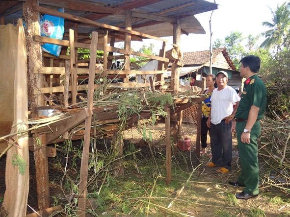 Trưởng buôn Nguyễn Văn Thân (giữa) cùng cán bộ Ban CHQS huyện Cư M'gar tư vấn cho người dân trong buôn kỹ thuật nuôi dê. 