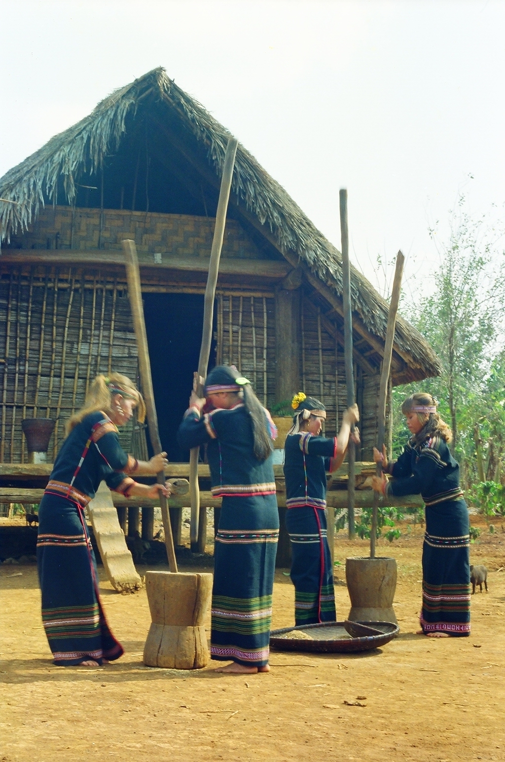 Nhịp chày ở buôn làng Êđê.  