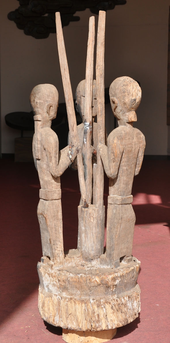 Cụm tượng gỗ giã gạo chày ba của người Bahnar. 