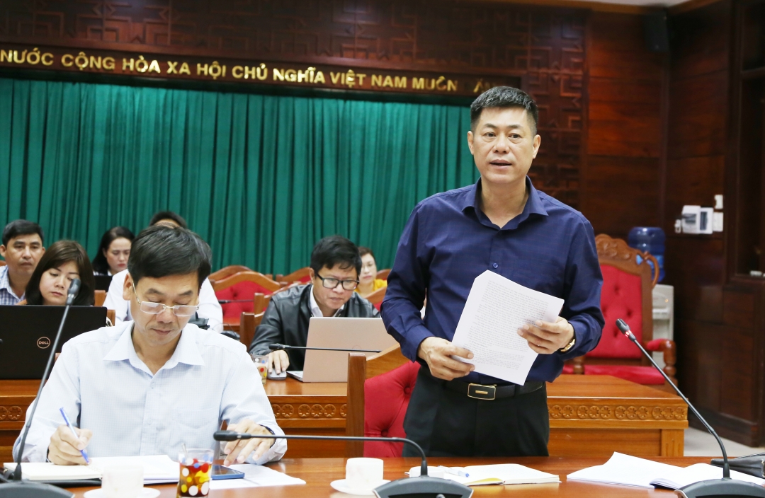 Giám đốc Sở Thông tin - Truyền thông, Phó Trưởng Ban Chỉ đạo xây dựng Chính quyền điện tử tỉnh Nguyễn Hoàng Giang báo cáo kết quả ứng dụng CNTT xây dựng Chính quyền điện tử trên địa bàn tỉnh.