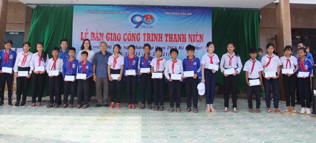 Trao học bổng cho học sinh nghèo vượt khó