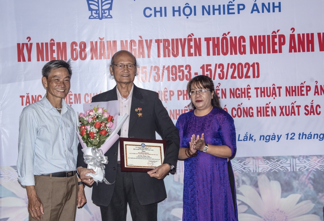  Nghệ sĩ nhiếp ảnh Đào Thọ vinh dự nhận kỷ niệm chương