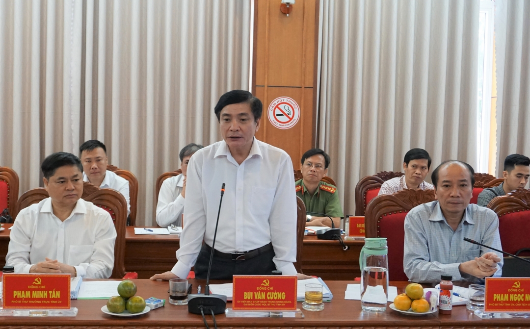 Bí thư Tỉnh ủy Bùi Văn Cường phát biểu kết luận tại buổi làm việc. 
