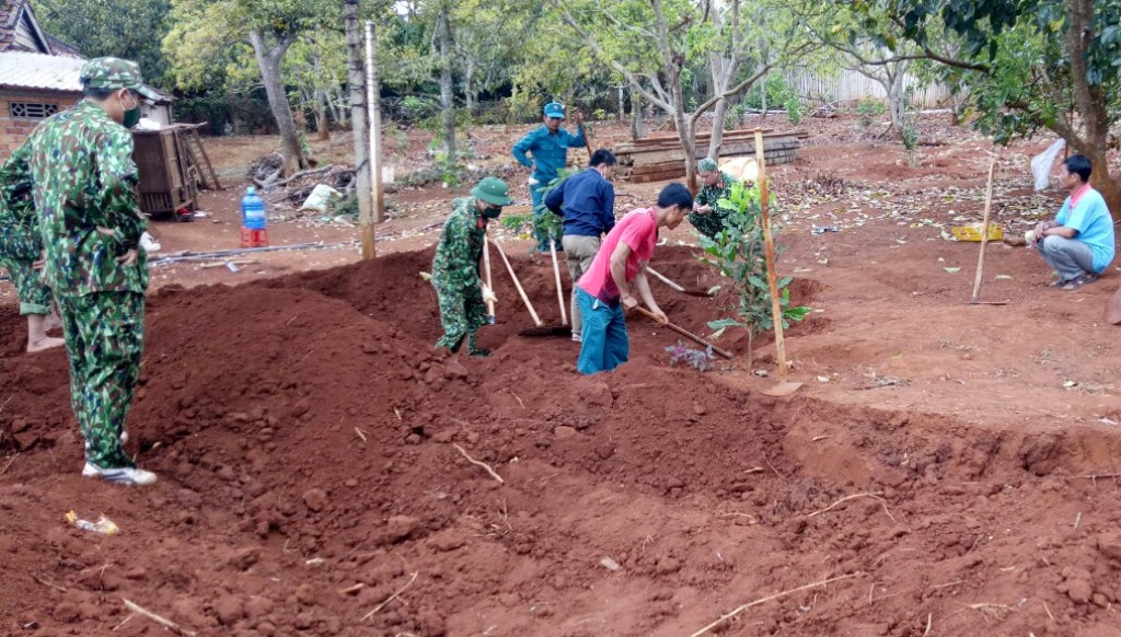 Các đơn vị tìm kiếm và xác minh thông tin về liệt sỹ tại xã Phú Lộc. Ảnh: Quốc Chinh