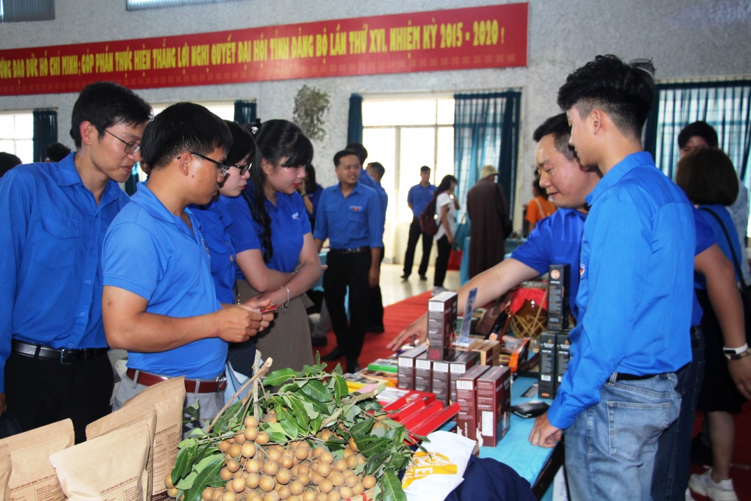 Tham quan gian hàng khởi nghiệp