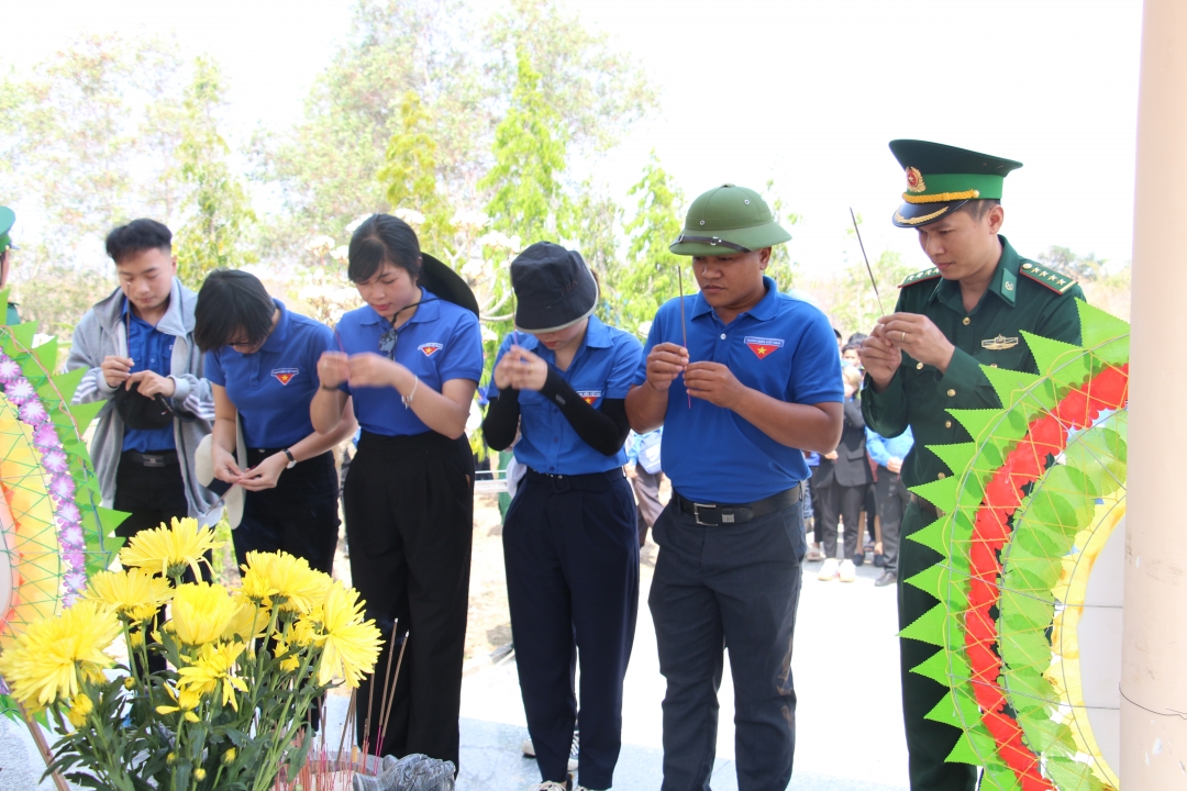 Dâng hương tưởng niệm các anh hùng liệt sĩ