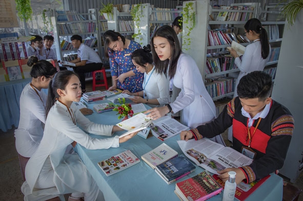 Giáo dục đạo đức, kỹ năng sống cho học sinh để ngăn chặn, giảm thiểu tình trạng bạo lực học đường.  (Trong ảnh: Học  sinh Trường THPT Lê Quý Đôn, TP. Buôn Ma Thuột tham gia hoạt động ngoại khóa). 								 Ảnh: Minh Phương