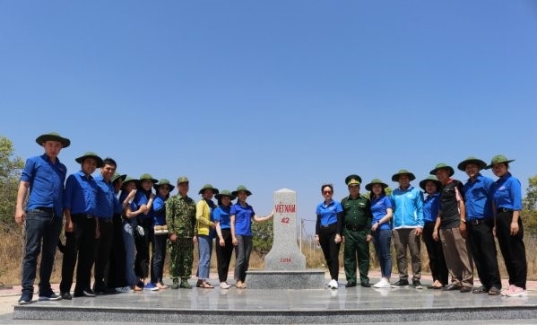 ... và thăm cột mốc biên giới số 42 trên tuyến biên giới Việt Nam - Campuchia.