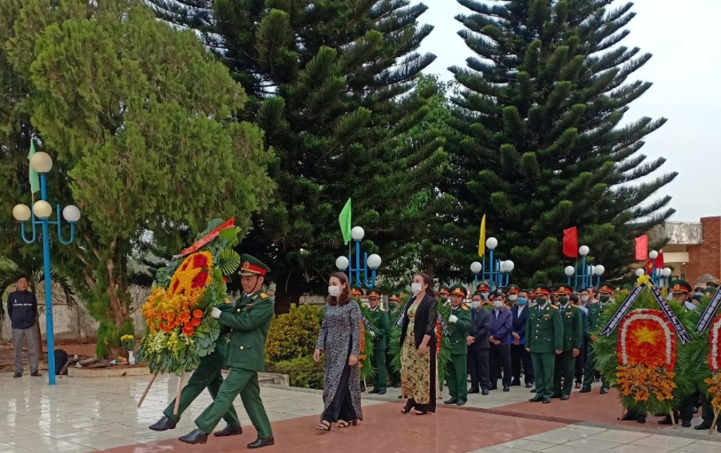 Các đoàn đại biểu dâng hoa tưởng niệm các Anh hùng liệt sĩ. Ảnh: