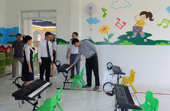 Lãnh đạo huyện Krông Pắc thăm Trường Mầm non Đức Tài, một trong những cơ sở giáo dục được đầu tư theo chủ trương xã hội hóa. 