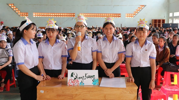 Học sinh Trường THPT Phan Chu Trinh (huyện Ea H’leo) tham gia hoạt động ngoại khóa tìm hiểu  Ngày thành lập Quân đội nhân dân Việt Nam.  Ảnh: Như Quỳnh