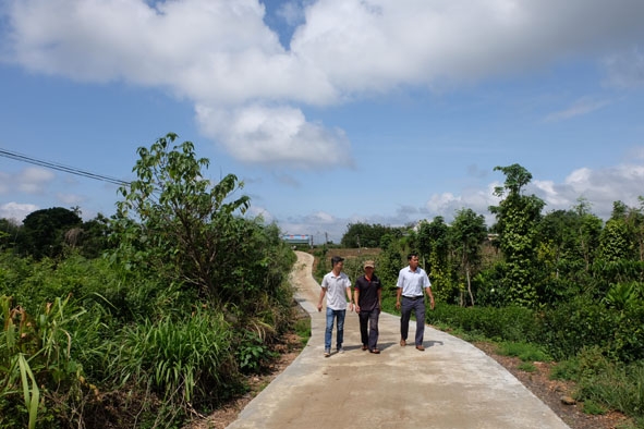 Con đường bằng bê tông dài hơn 1.000 m đi qua thôn Tứ Xuân.