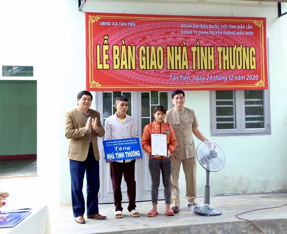 Lãnh đạo Đoàn đại biểu Quốc hội tỉnh trao nhà Tình thương cho gia đình anh Y Thép Byă (Buôn Kplang).