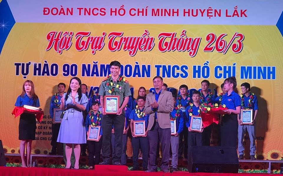 Các cán bộ Đoàn tiêu biểu được tuyên dương tại hội trại.