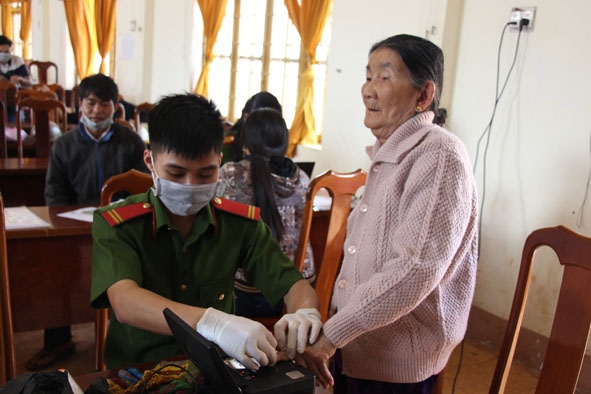 Bà Lương Thị Nhiên ở thôn Thăng Lập 1 (xã Ea Kuăng) thực hiện thủ tục cấp thẻ Căn cước công dân.