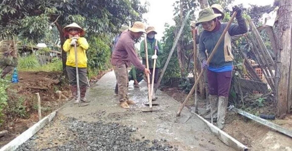 Người dân buôn Hwing (xã Ea Sol) cùng nhau làm đường giao thông nông thôn. 