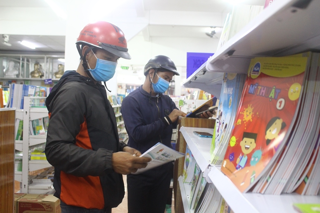 Phụ huynh tìm mua sách giáo khoa tại Nhà sách Giáo dục - Công ty Cổ phần Sách - Thiết bị trường học Đắk Lắk.
