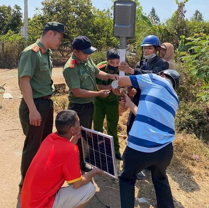 Đoàn viên, thanh niên Đoàn Cơ sở Công an huyện Buôn Đôn lắp hệ thống đèn chiếu sáng đường giao thông nông thôn tại buôn Knia 1 (xã Ea Bar).