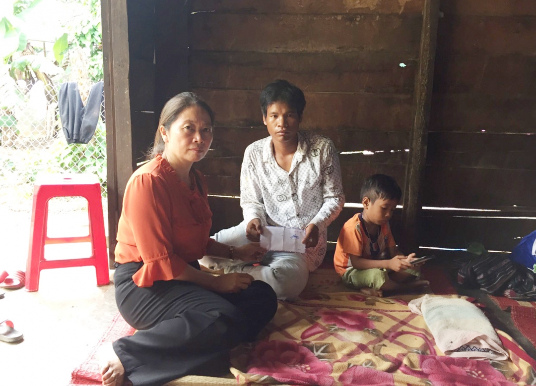 Chị Nguyễn Thị Hòe trao tiền hỗ trợ cho bệnh nhân nghèo.