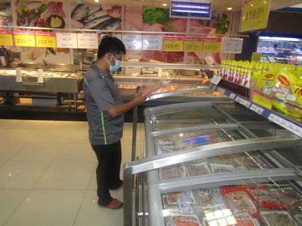 Người dân chọn mua thịt nhập khẩu tại Siêu thị Co.op mart Buôn Ma Thuột. 