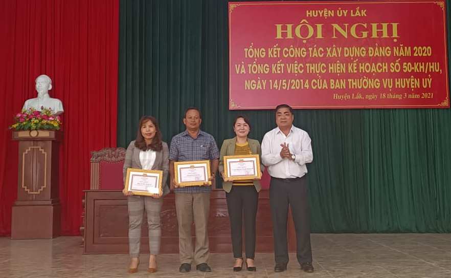 Đồng chí Võ Ngọc Tuyên, Bí thư huyện ủy Lắk trao Giấy khen tặng các tập thể, cá nhân có thành tích xuất sắc trong công tác xây dựng Đảng năm 2020.