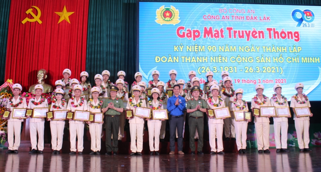 Đại diện các đơn vị tặng Giấy khen cho các thanh niên Công an Đắk Lắk tiêu biểu năm 2020.