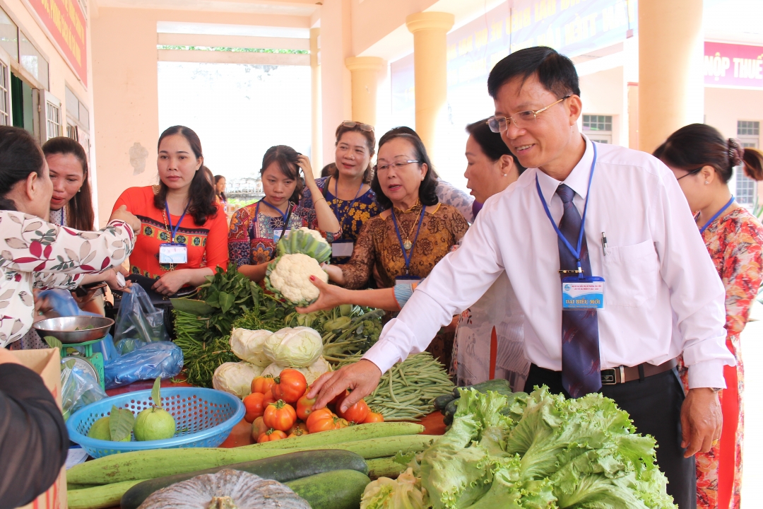 Các đại biểu tham quan gian hàng rau sạch của chị em phụ nữ 