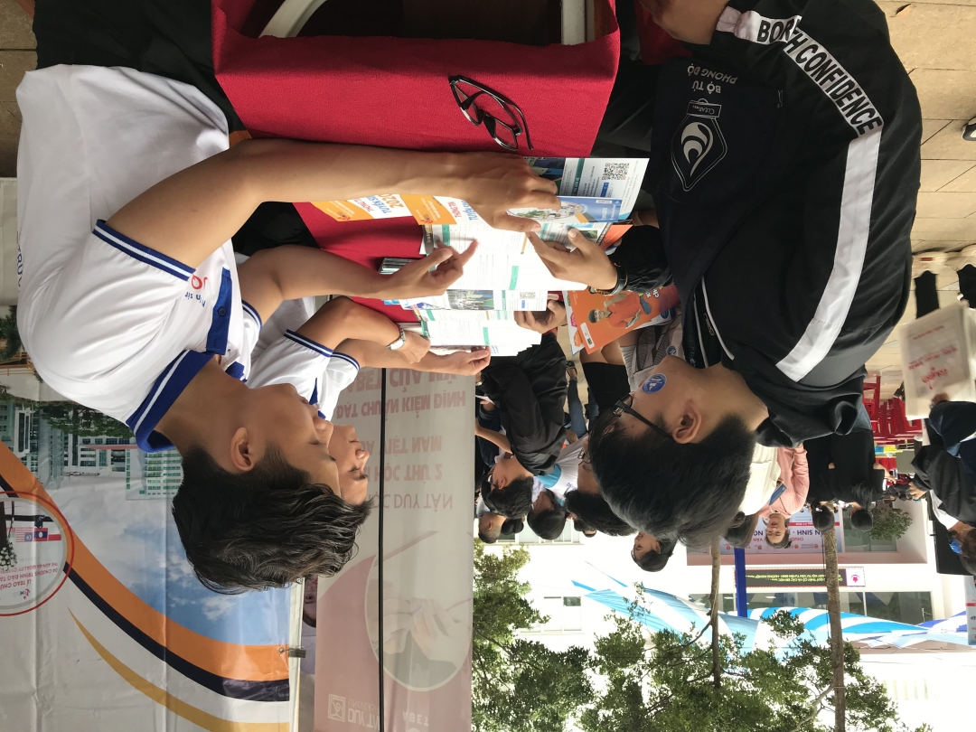Học sinh lớp 12 của tỉnh Đắk Lắk tìm hiểu quy định tuyển sinh đại hoch, cao đẳng và những chính sách ưu tiên liên quan đến 
