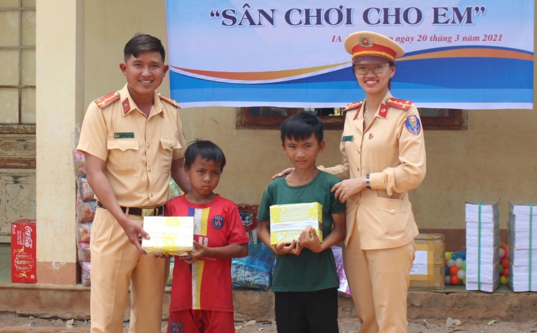 Chi Đoàn Phòng Cảnh sát giao thông (Công an tỉnh) tặng quà khuyến học cho học sinh Tiểu học của buôn Ba Na (xã Ia Jlơi, huyện Ea Súp). 