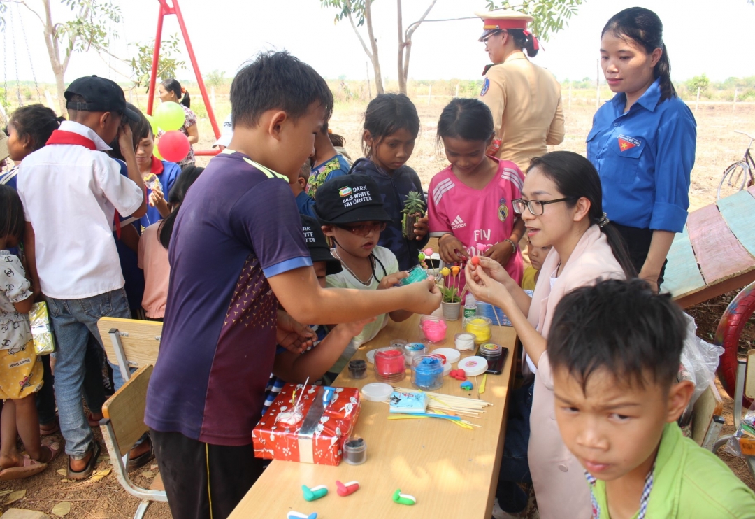 Hướng dẫn cho các em làm tò he...