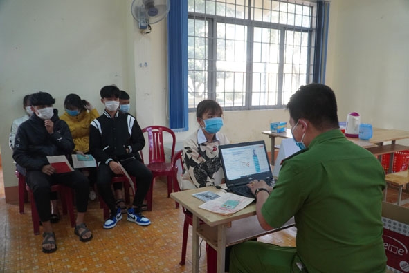 Công an huyện Krông Búk cấp thẻ căn cước công dân lưu động tại Trường THPT Phan Đăng Lưu  (xã Pơng Drang). 