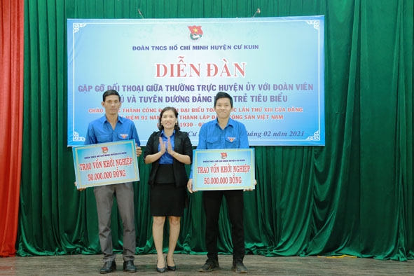 Lãnh đạo Huyện Đoàn Cư Kuin trao vốn khởi nghiệp cho đoàn viên, thanh niên phát triển kinh tế.