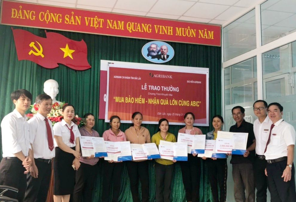 -	Cán bộ ABIC Đắk Lắk trao giải cho khách hàng trúng thưởng trong chương trình khuyến mại “Mua Bảo hiểm, nhận quà lớn cùng ABIC” do ABIC tổ chức năm 2020