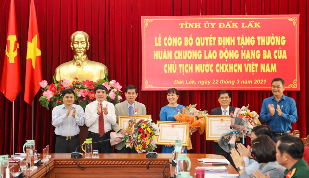 Bí thư Tỉnh ủy Bùi Văn Cường và Phó Bí thư Thường trực Tỉnh ủy Phạm Minh Tấn 