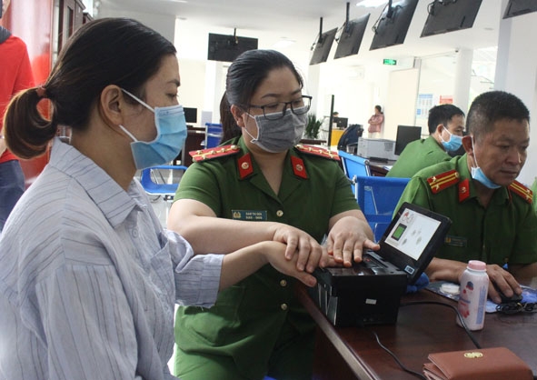 Lấy dấu vân tay người dân làm thẻ căn cước công dân.