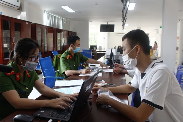 Cán bộ, chiến sĩ Công an tỉnh giải quyết thủ tục hành chính cho người dân làm thẻ căn cước công dân. 