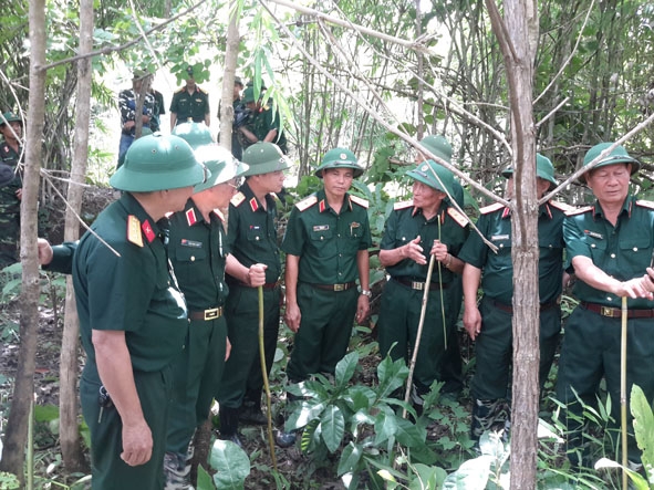 Trung tướng, Anh hùng Lực lượng vũ trang Nguyễn Quốc Thước (thứ ba từ phải sang)  - nguyên Tư lệnh Quân đoàn 3 cùng Ban Liên lạc truyền thống Mặt trận Tây Nguyên và Bộ Tư lệnh Quân đoàn 3 khảo sát khu di tích.    Ảnh: Cảnh Minh