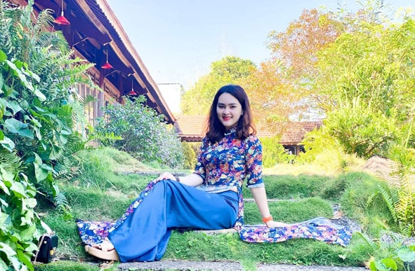 Chị Thái Thị Hồng Nhung, Phó Chủ tịch Hội LHPN phường Tân Tiến duyên dáng với áo dài. Ảnh: Nhân vật cung cấp