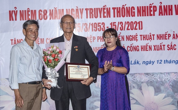 Nghệ sĩ nhiếp ảnh Đào Thọ (giữa) vinh dự nhận nhận Kỷ niệm chương Vì sự nghiệp phát triển nghệ thuật nhiếp ảnh Việt Nam.
