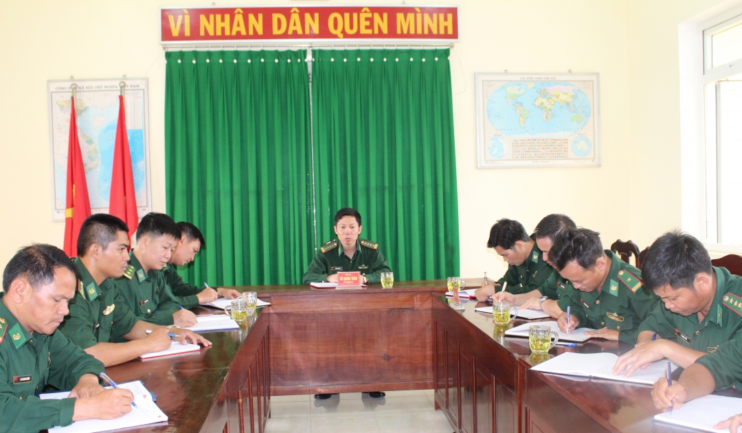 Đoàn công tác làm việc với Ban Chỉ huy Tiểu đoàn Huấn luyện – Cơ động.
