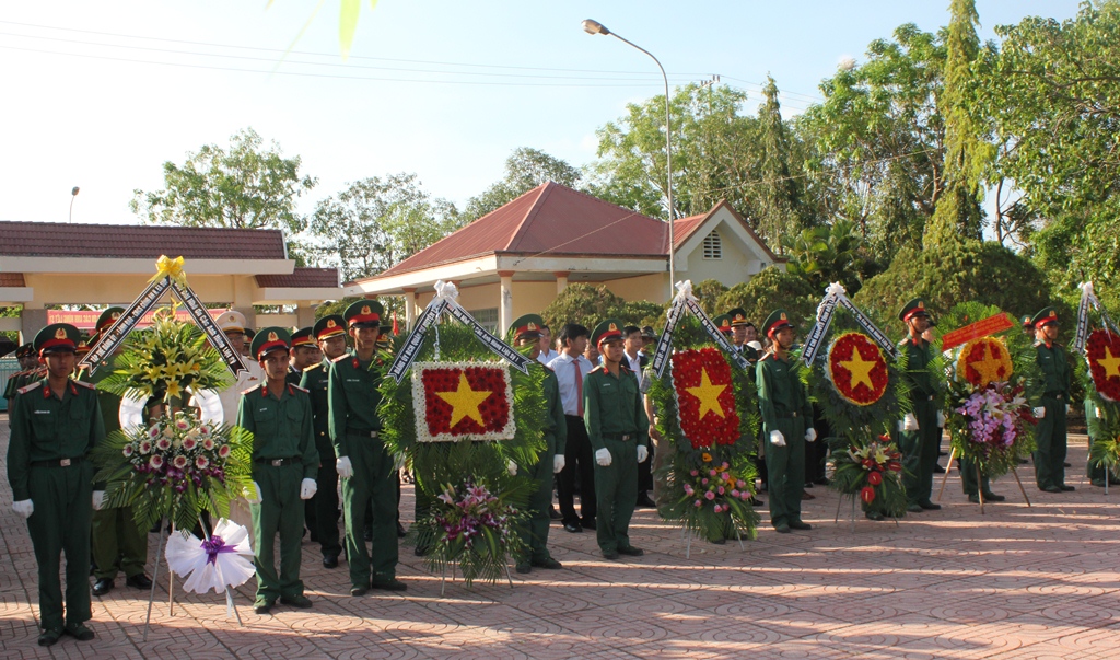 Các đại biểu tại lễ truy điệu và an táng liệt sĩ