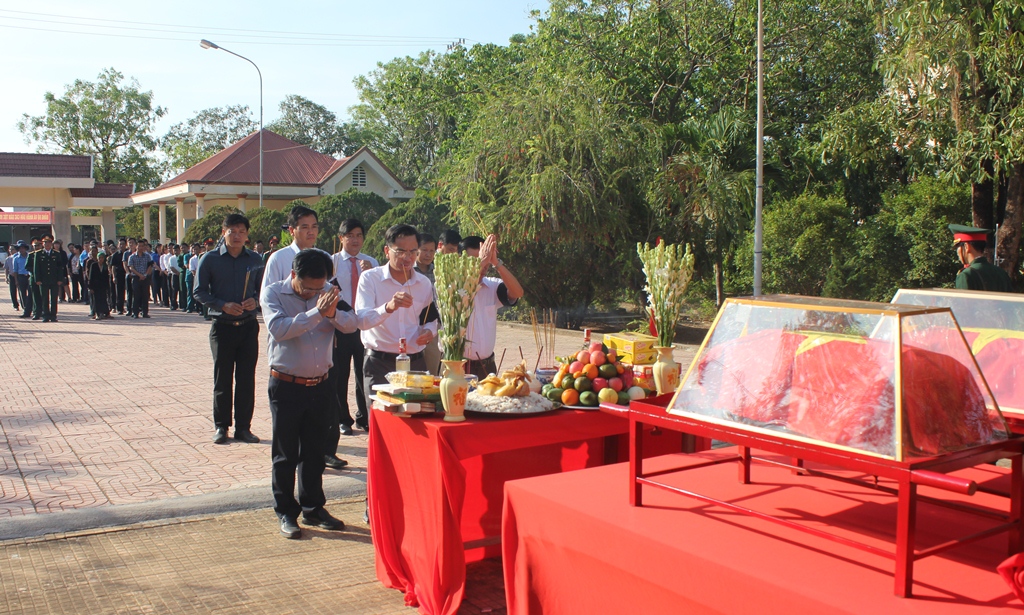 Đại diện các đơn vị, chính quyền địa phương viếng hương tưởng nhớ các anh hùng liệt sĩ. Ảnh: Xuân Khu