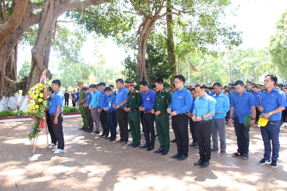 Trại sinh dâng hoa, hương tại Đài tưởng niệm các chiến sĩ Nam tiến