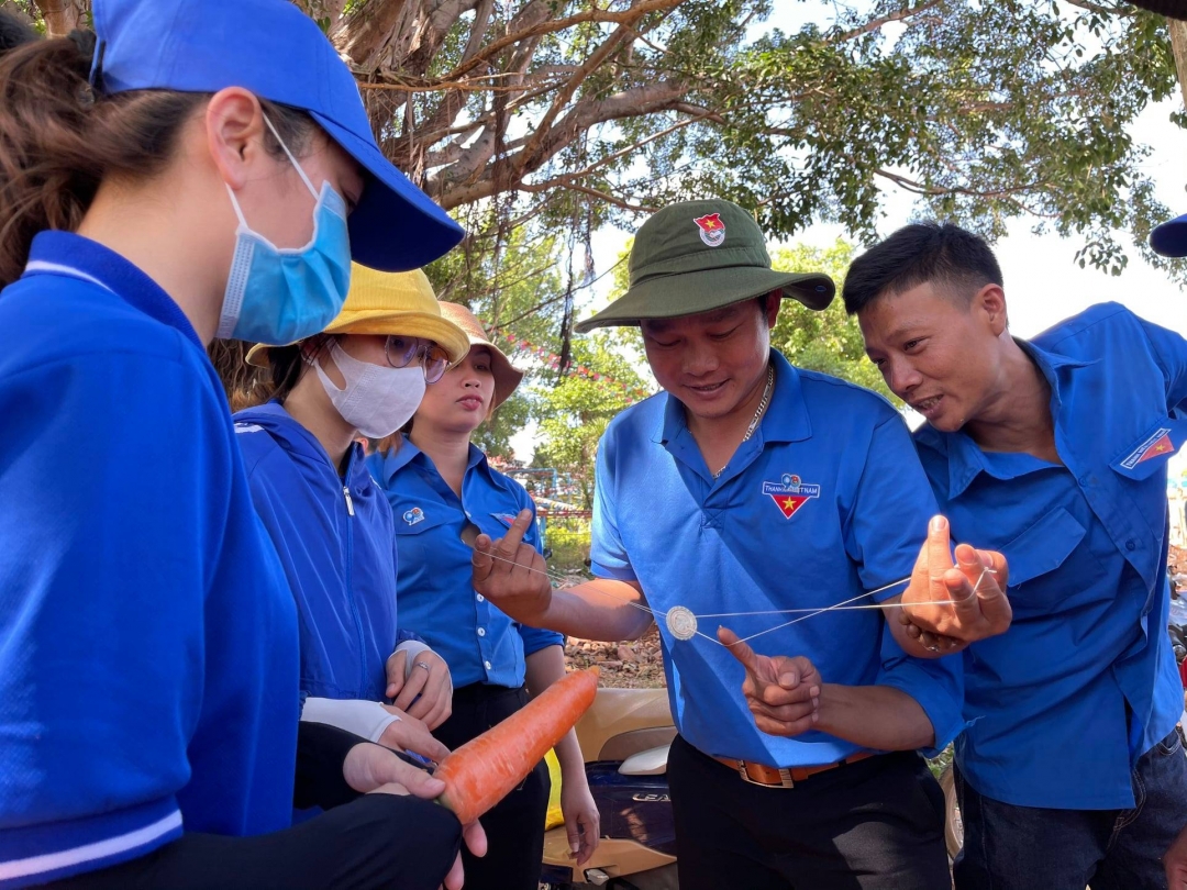 Trại sinh tham gia thử thách nhập trại