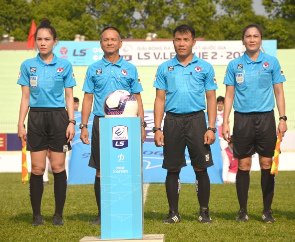 Hai nữ trợ lý trọng tài Trương Thị Lệ Trinh (bìa phải) và Hà Thị Phượng (bìa trái) cùng tổ trọng tài điều hành trận đấu. 