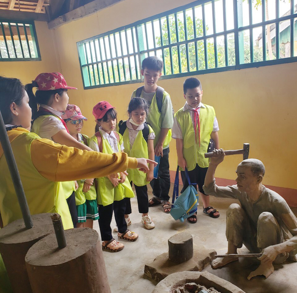 Các em tham gia hành trình du khảo tham quan Khu di tích lịch sử Nhà đày Buôn Ma Thuột. 